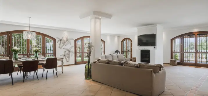 Продажа  отдельно стоящей виллы в Estepona 4