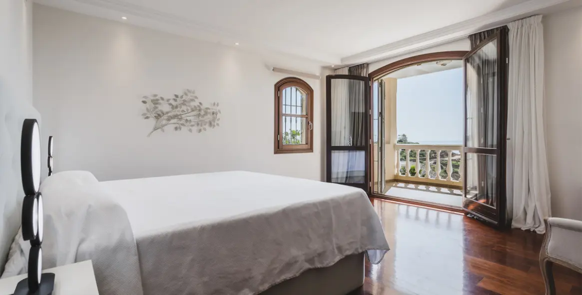 Продажа  отдельно стоящей виллы в Estepona 18