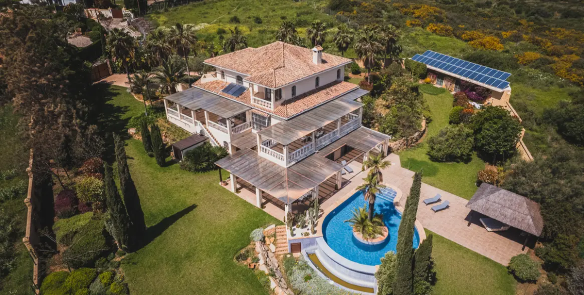 Продажа  отдельно стоящей виллы в Estepona 2