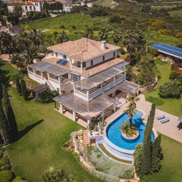 Sale of detached villa in Estepona