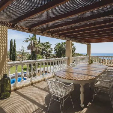 Sale of detached villa in Estepona