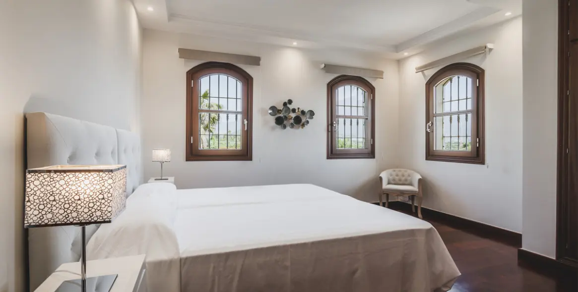 Продажа  отдельно стоящей виллы в Estepona 21