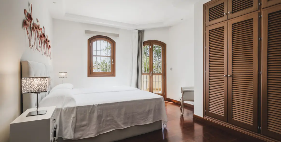 Продажа  отдельно стоящей виллы в Estepona 23