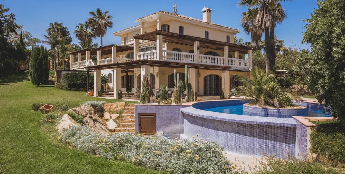 Продажа  отдельно стоящей виллы в Estepona 39