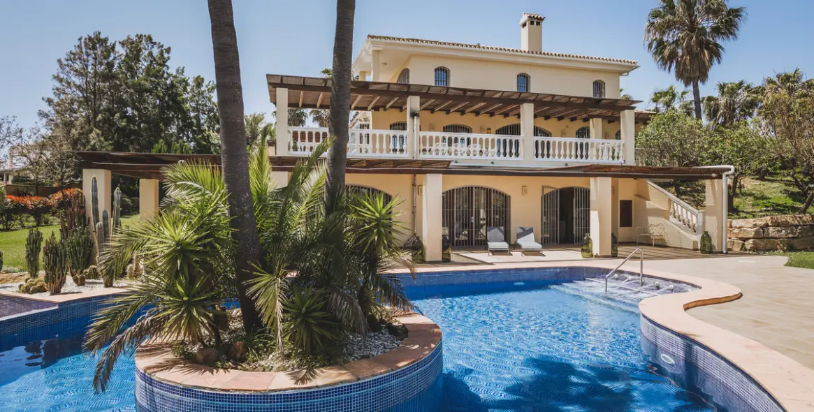 Продажа  отдельно стоящей виллы в Estepona 40