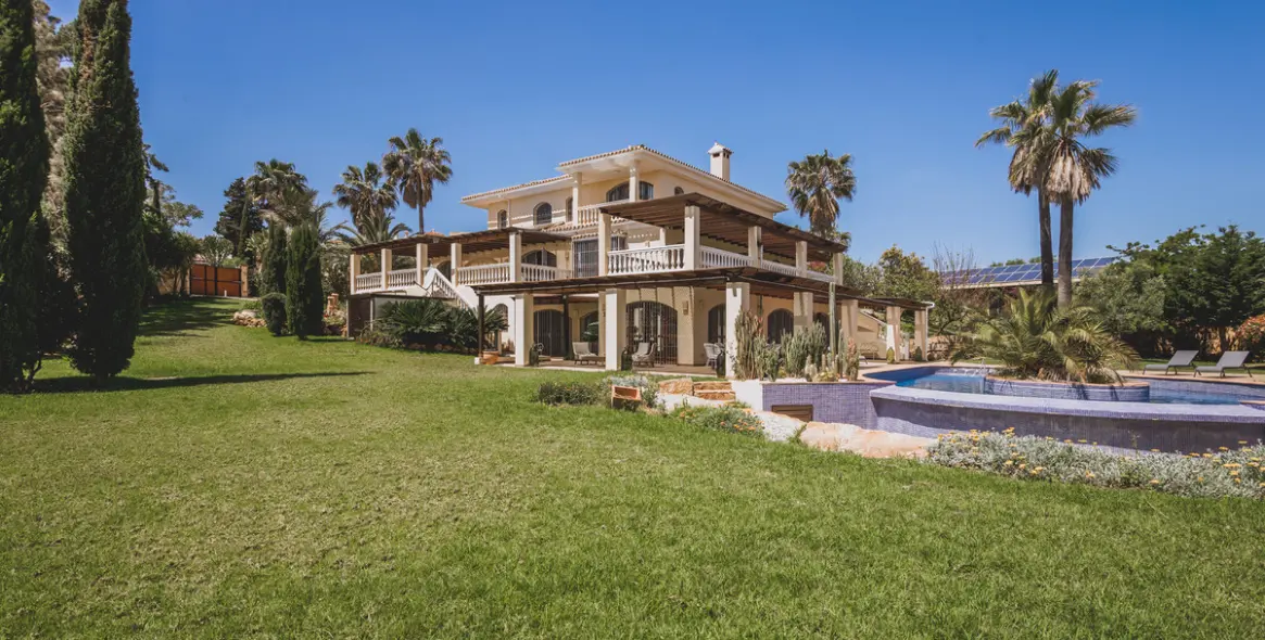 Продажа  отдельно стоящей виллы в Estepona 52