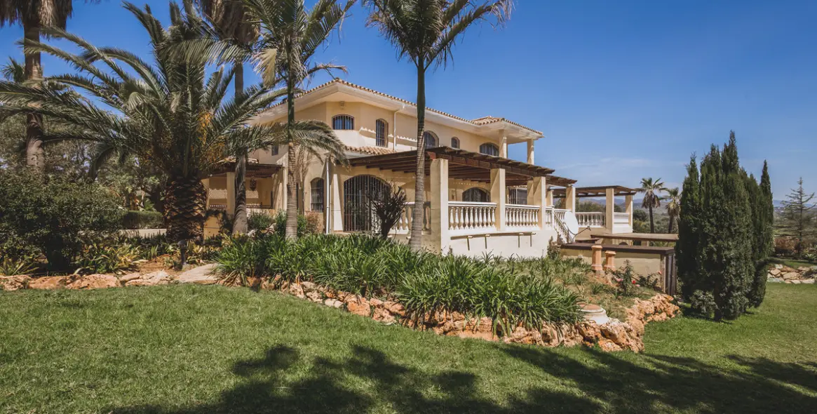 Продажа  отдельно стоящей виллы в Estepona 54