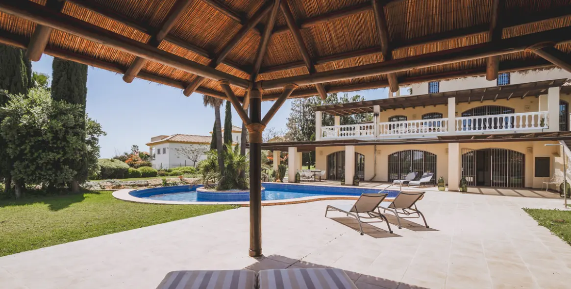 Продажа  отдельно стоящей виллы в Estepona 36