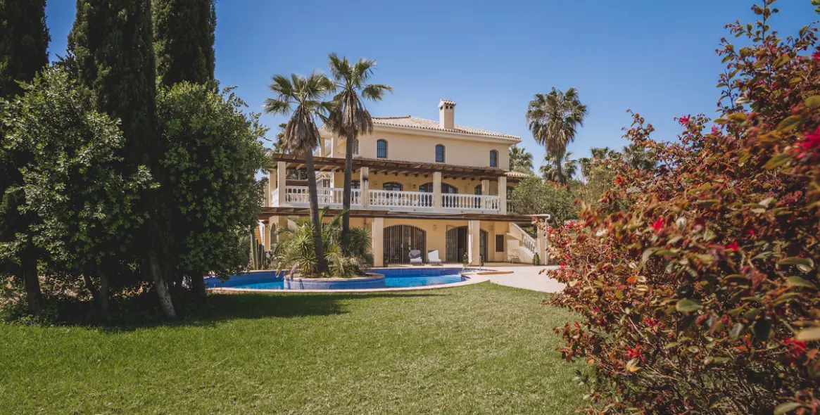 Продажа  отдельно стоящей виллы в Estepona 39
