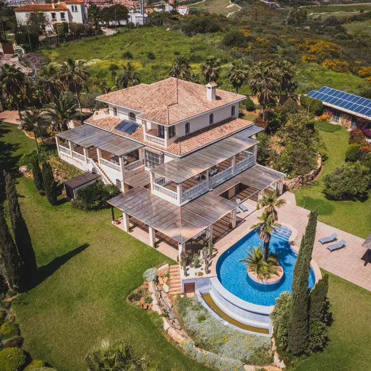Продажа  отдельно стоящей виллы в Estepona