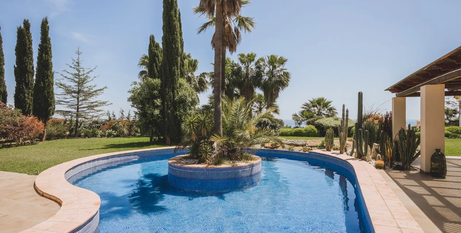 Продажа  отдельно стоящей виллы в Estepona 50
