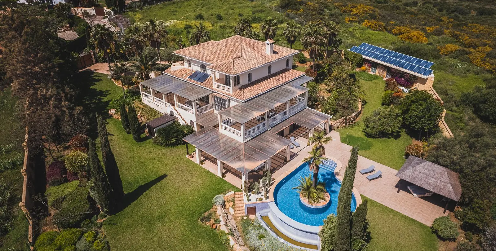Продажа  отдельно стоящей виллы в Estepona 2