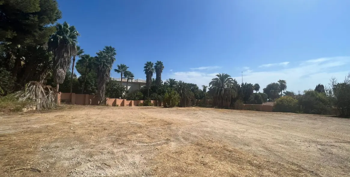 Sale of residential plot in Nagüeles 2