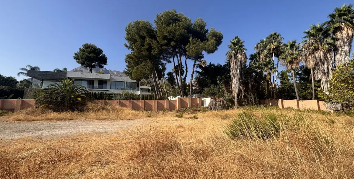 Sale of residential plot in Nagüeles 7