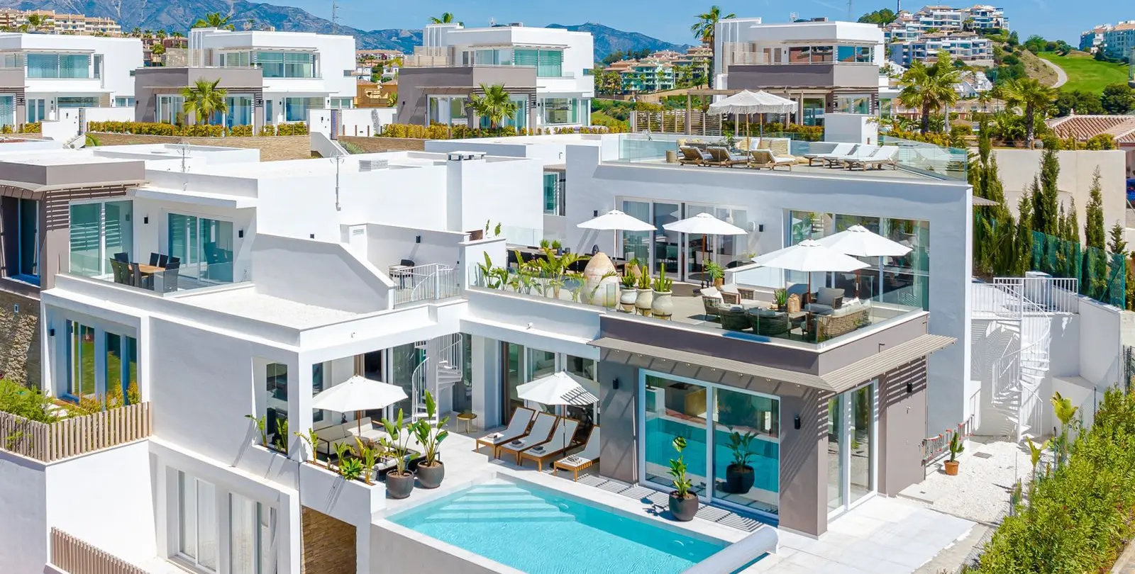 Sale of detached villa in Riviera del Sol 1