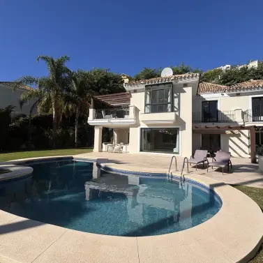 Продажа  отдельно стоящей виллы в Benahavís