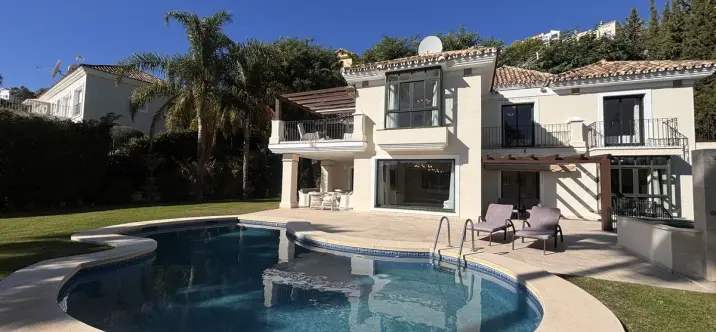Продажа  отдельно стоящей виллы в Benahavís 0