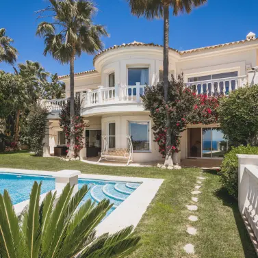 Sale of detached villa in Altos de los Monteros