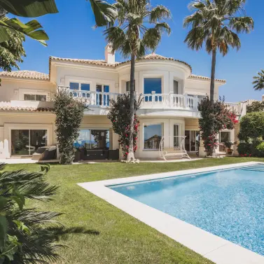 Sale of detached villa in Altos de los Monteros