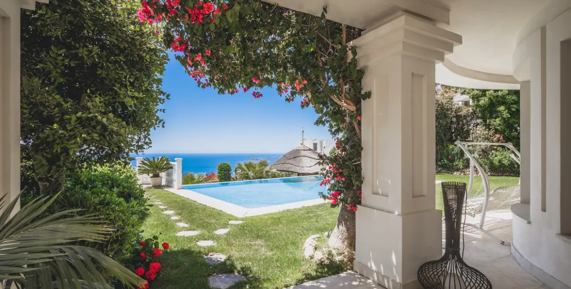 Sale of detached villa in Altos de los Monteros 11