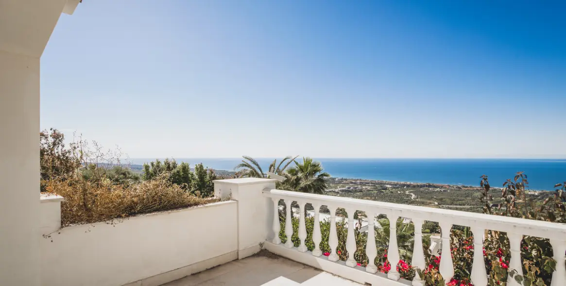 Sale of detached villa in Altos de los Monteros 25