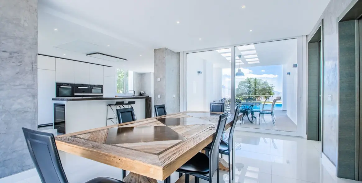 Sale of detached villa in La Mairena 12