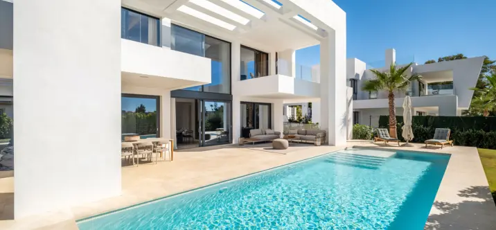 Продажа  отдельно стоящей виллы в Estepona 1