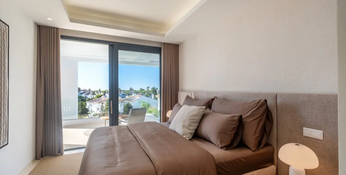 Продажа  отдельно стоящей виллы в Estepona 12