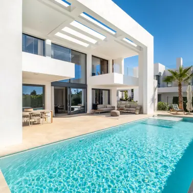 Sale of detached villa in Estepona