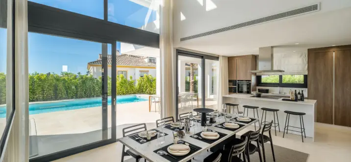 Sale of detached villa in Estepona 1