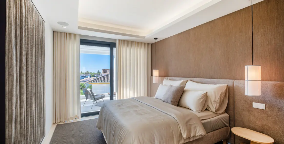 Sale of detached villa in Estepona 18