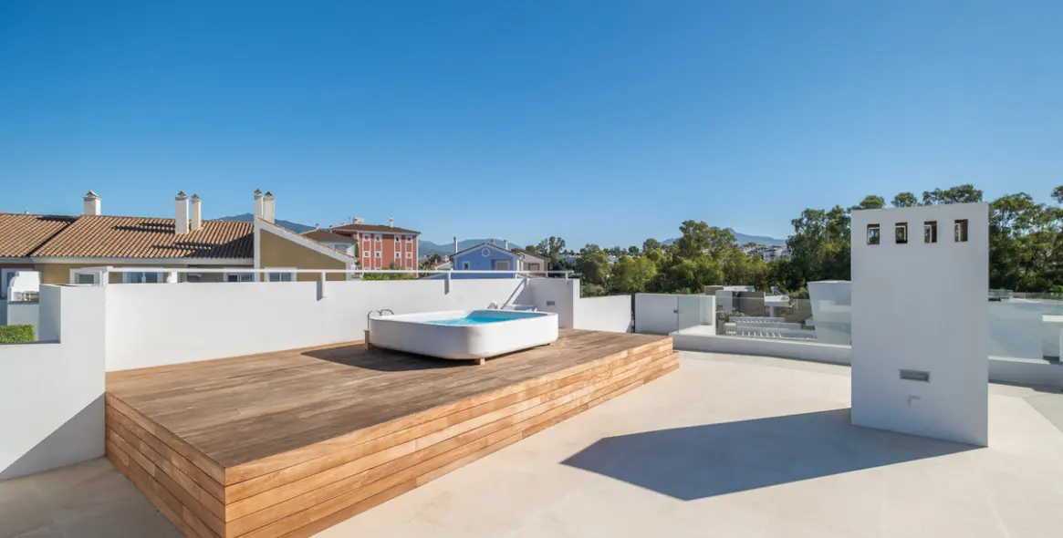 Sale of detached villa in Estepona 20