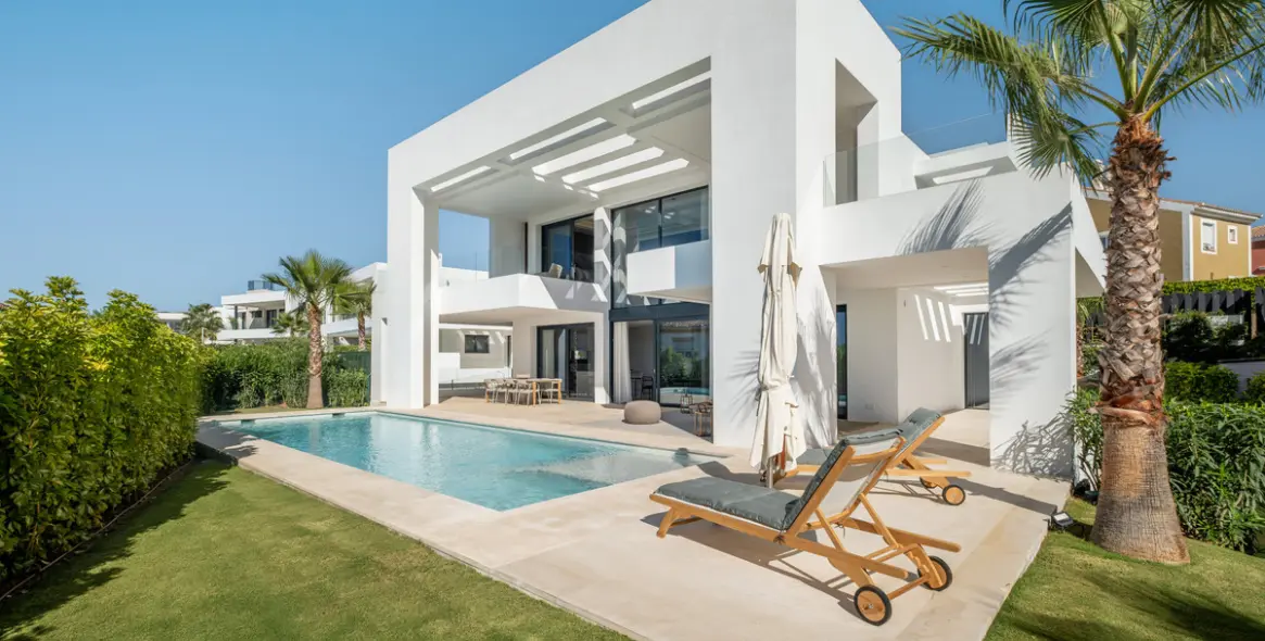 Продажа  отдельно стоящей виллы в Estepona 29