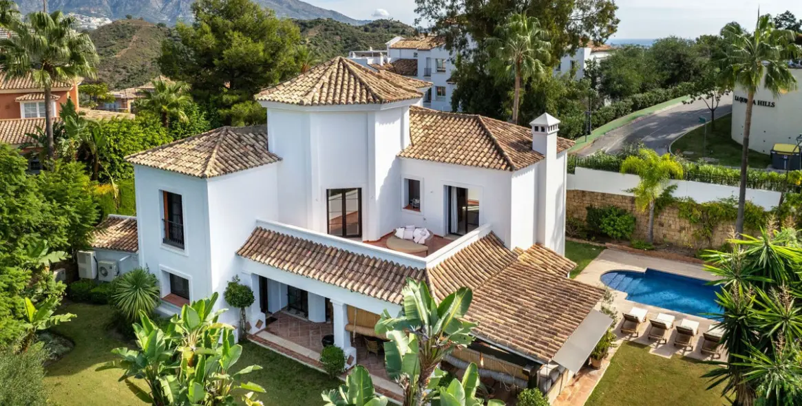 Продажа  отдельно стоящей виллы в La Quinta 1