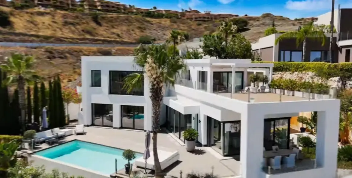 Продажа  отдельно стоящей виллы в El Paraiso 1