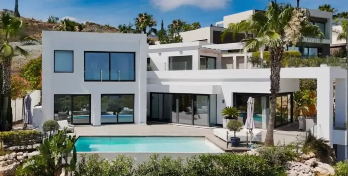 Продажа  отдельно стоящей виллы в El Paraiso 2