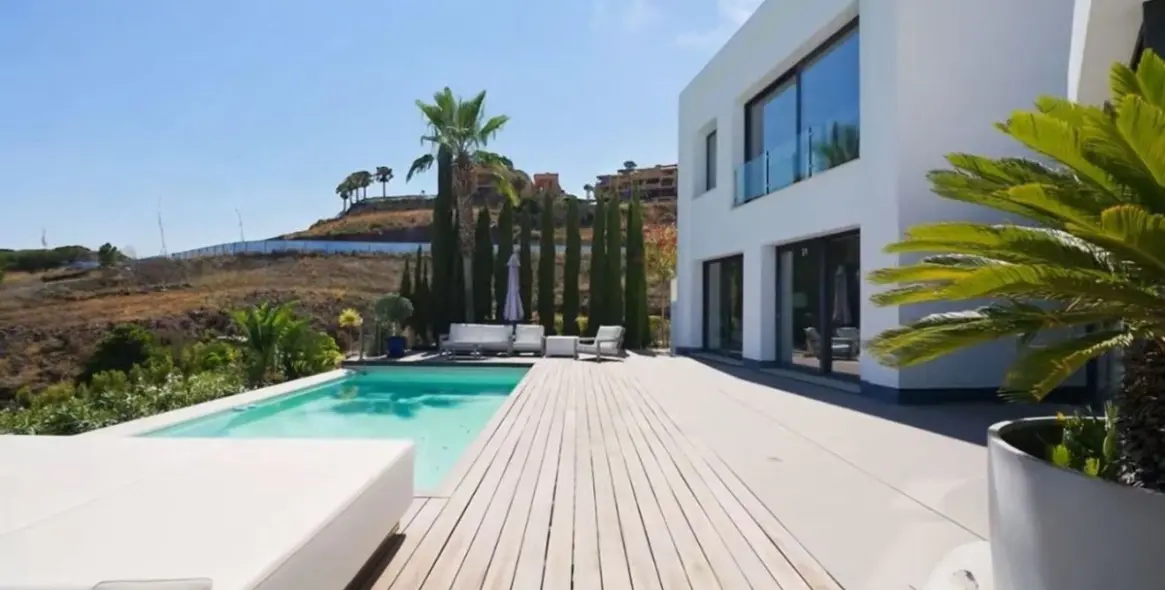 Продажа  отдельно стоящей виллы в El Paraiso 4