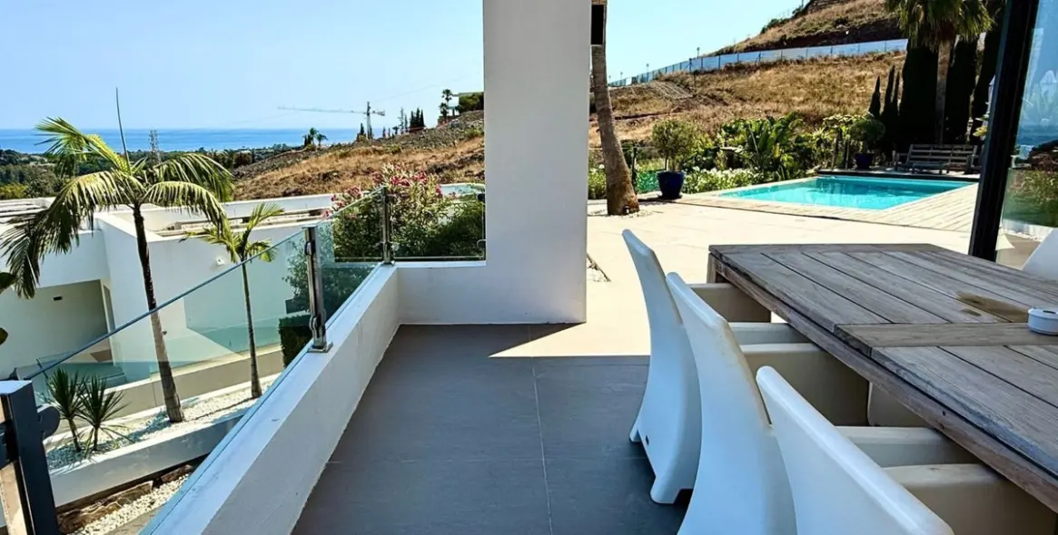 Продажа  отдельно стоящей виллы в El Paraiso 8