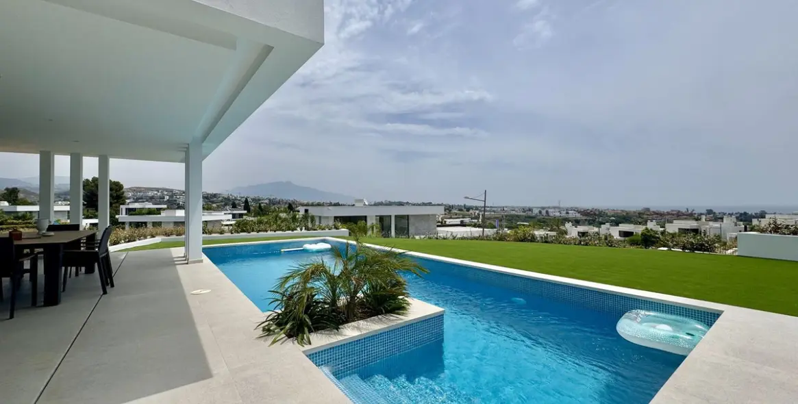 Sale of detached villa in Cancelada 1