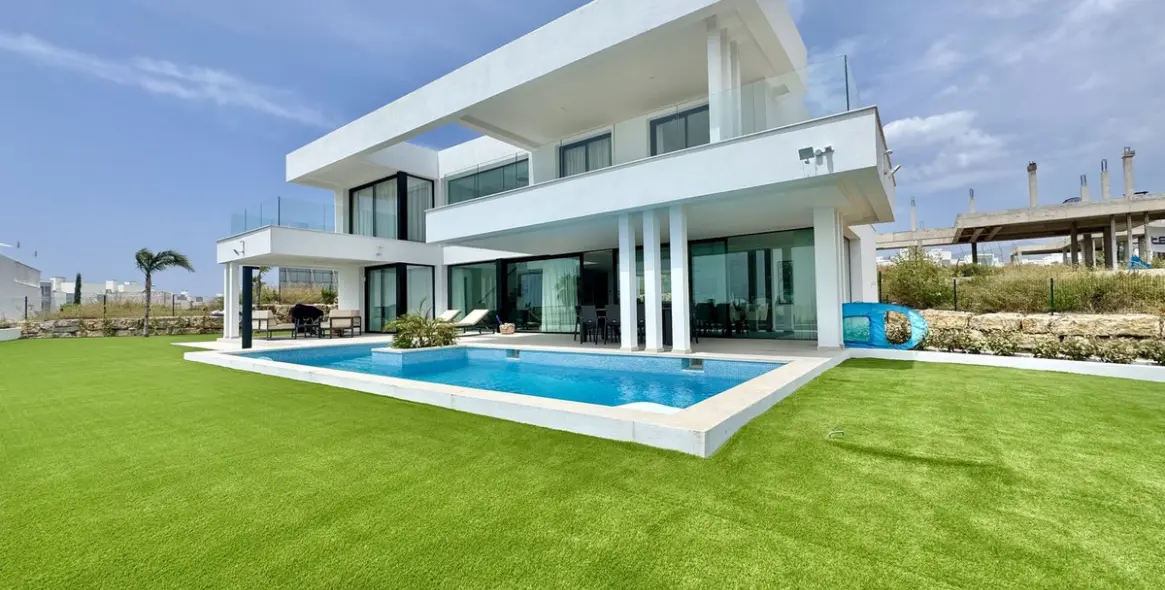 Sale of detached villa in Cancelada 2