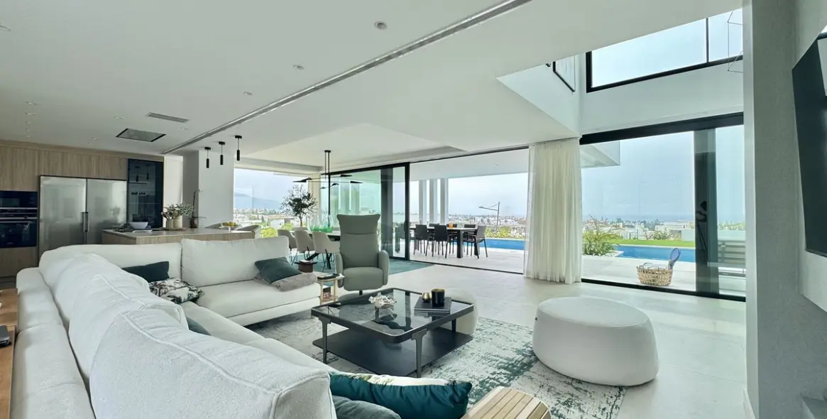 Sale of detached villa in Cancelada 4