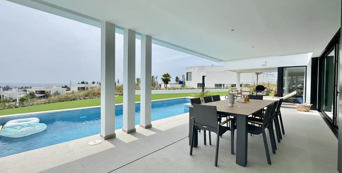 Sale of detached villa in Cancelada 10