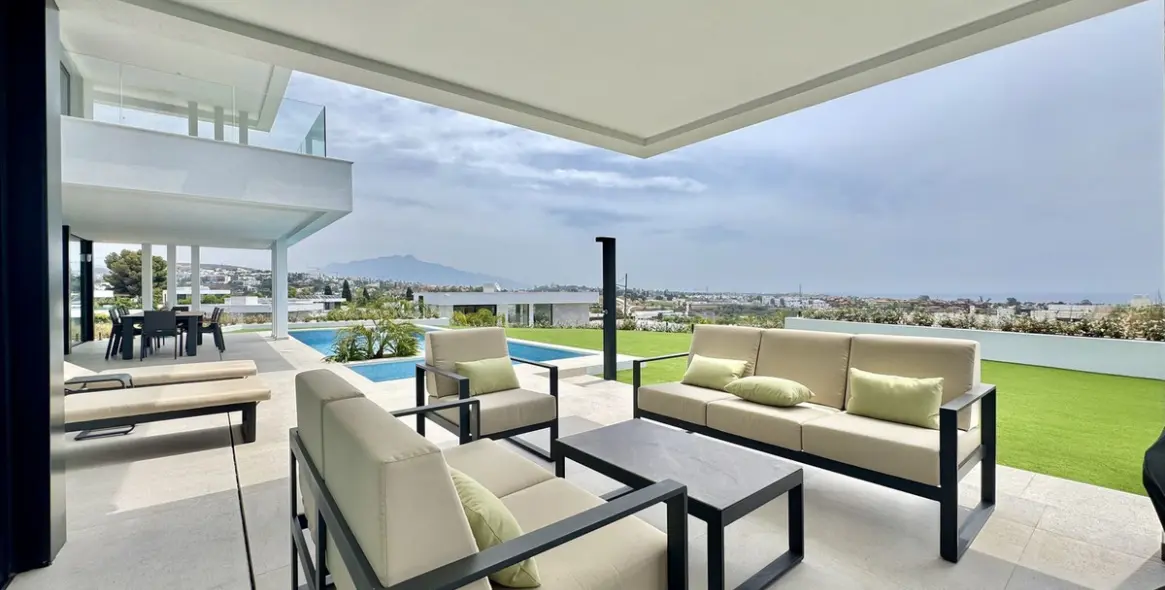 Sale of detached villa in Cancelada 13