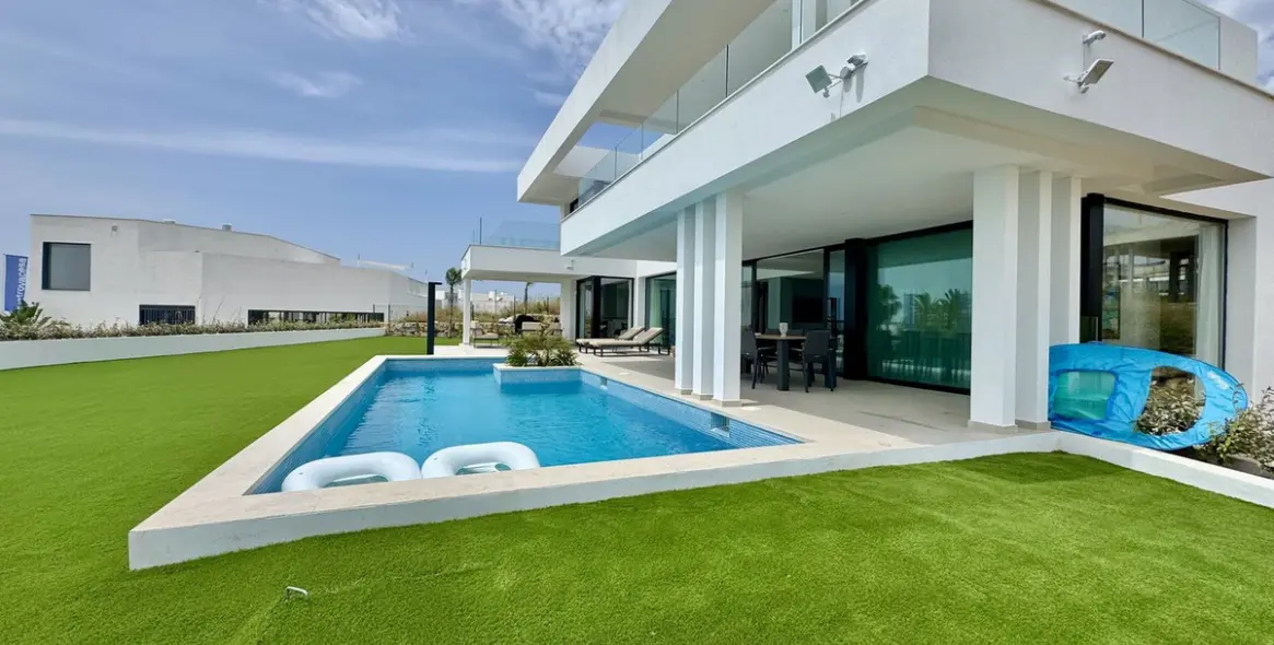 Sale of detached villa in Cancelada 14