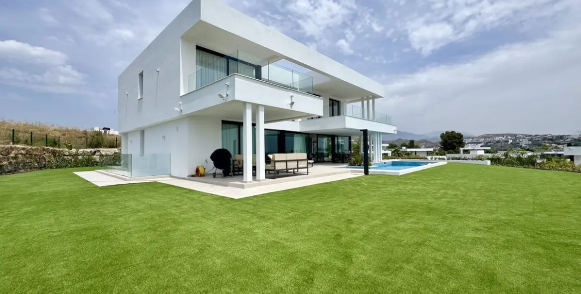 Sale of detached villa in Cancelada 15