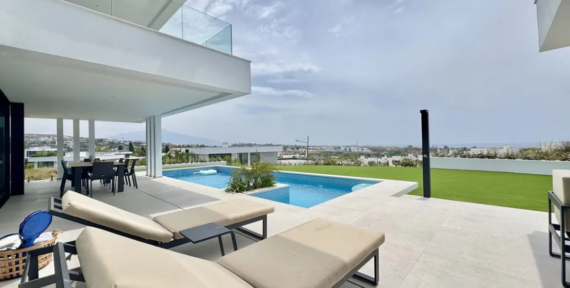 Sale of detached villa in Cancelada 23