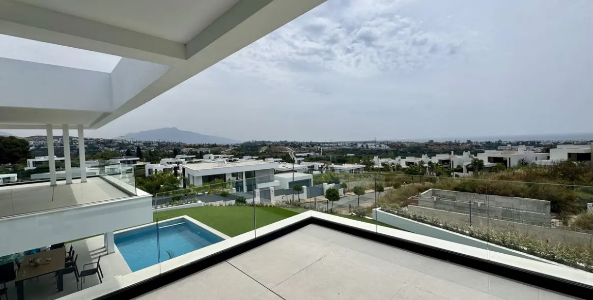 Sale of detached villa in Cancelada 27