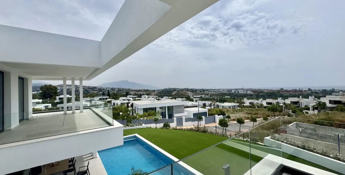 Sale of detached villa in Cancelada 28