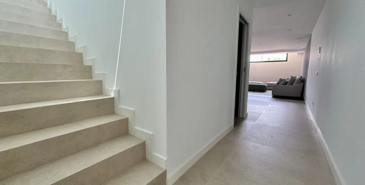 Sale of detached villa in Cancelada 35