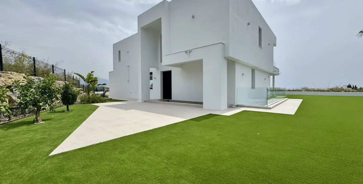 Sale of detached villa in Cancelada 44